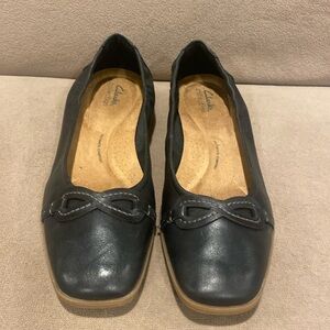 Clarks black leather lyrical flats with elastic back for easy slip on size 10